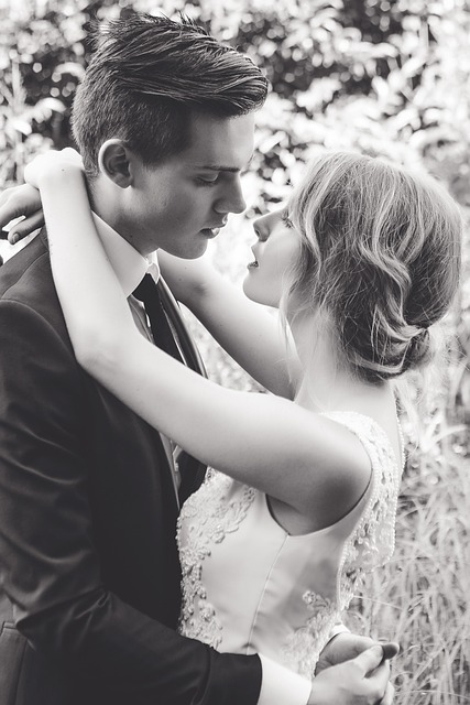 Casal se abraçando em um casamento