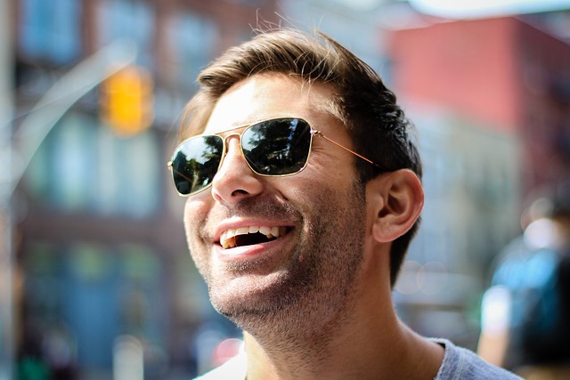 Retrato de um homem em um ambiente urbano