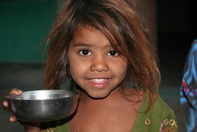 Retrato de uma criança sorrindo alegremente