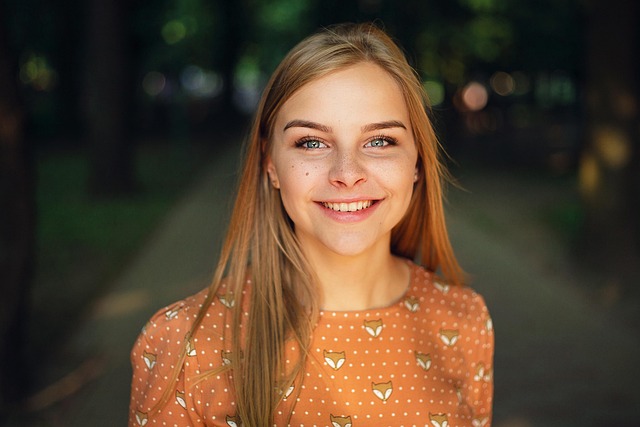 Retrato de uma mulher sorrindo